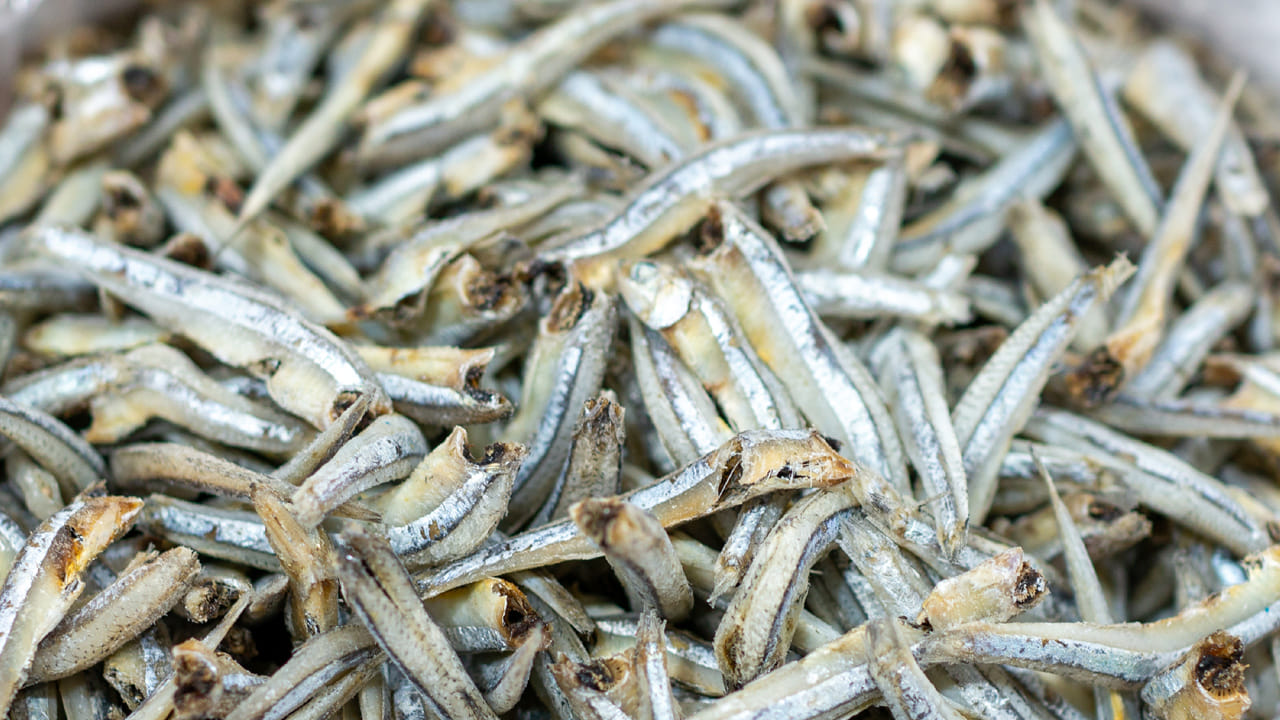 ముందుగా ఎండు చేపలను వేడి నీటిలో రెండు, మూడు సార్లు శుభ్రంగా కడగాలి. తర్వాత స్టవ్ ఆన్ చేసి, కడాయి పెట్టుకొని అందులో కొంచెం ఆయిల్ వేసి, పచ్చి వాసన పోయే వరకు వేయించుకుంటూ ఉండాలి. మంచిగా వేగిన తర్వాత వీటిని పక్కన పెట్టుకోవాలి.