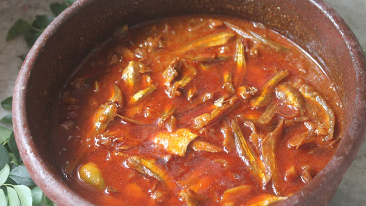 పులుసు కొంచెం చిక్కగా వచ్చిన తర్వాత గరం మసాలా యాడ్ చేయాలి. దీని తర్వాత మీరు తరిగి పెట్టుకున్న కొత్తిమీర వేయాలి. అంతే వేడి వేడి టేస్టీ టేస్టీ ఉల్లిపాయ, ఎండు చేపల పులుసు రెడీ.