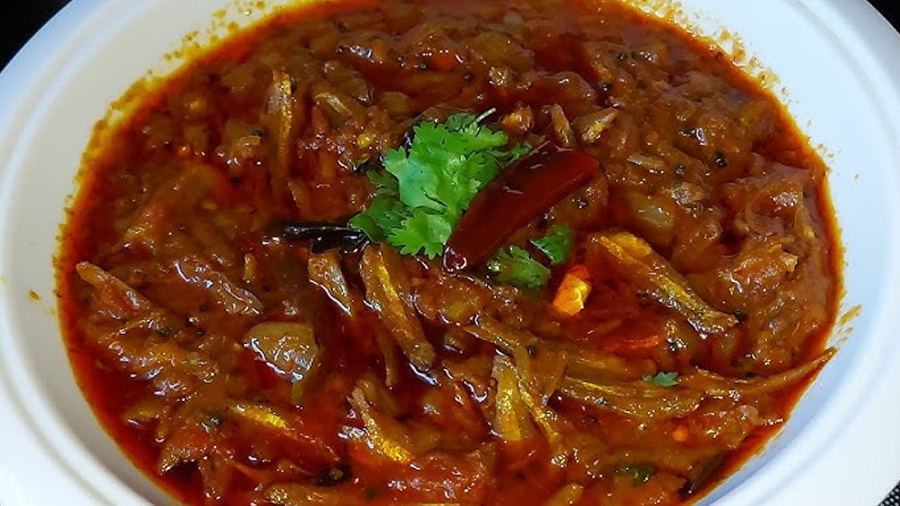 కావాల్సిన పదార్థాలు : ఉల్లిపాయలు నాలుగు నుంచి ఐదు, ఎండు చేపలు 150 గ్రాములు,	మెంతి పొడి వన్ టీస్పూన్, ధనియాల పొడి వన్ టీ స్పూన్, బిర్యానీ ఆకు ఒకటి.  లవంగాలు రెండు, కరివేపాకు ఒక రెమ్మ, ఉల్లిపాయలు రెండు, పచ్చి మిర్చి మూడు, పసుపు చిటికెడు, అల్లం వెల్లుల్లి పేస్ట్ వన్ టీ స్పూన్, చింత పండు నిమ్మకాయ సైజు, కారం రుచికి సరిపడ, ఉప్పు రుచికి సరిపడ, గరం మసాలా అర టీ స్పూన్, కొత్తిమీర. 