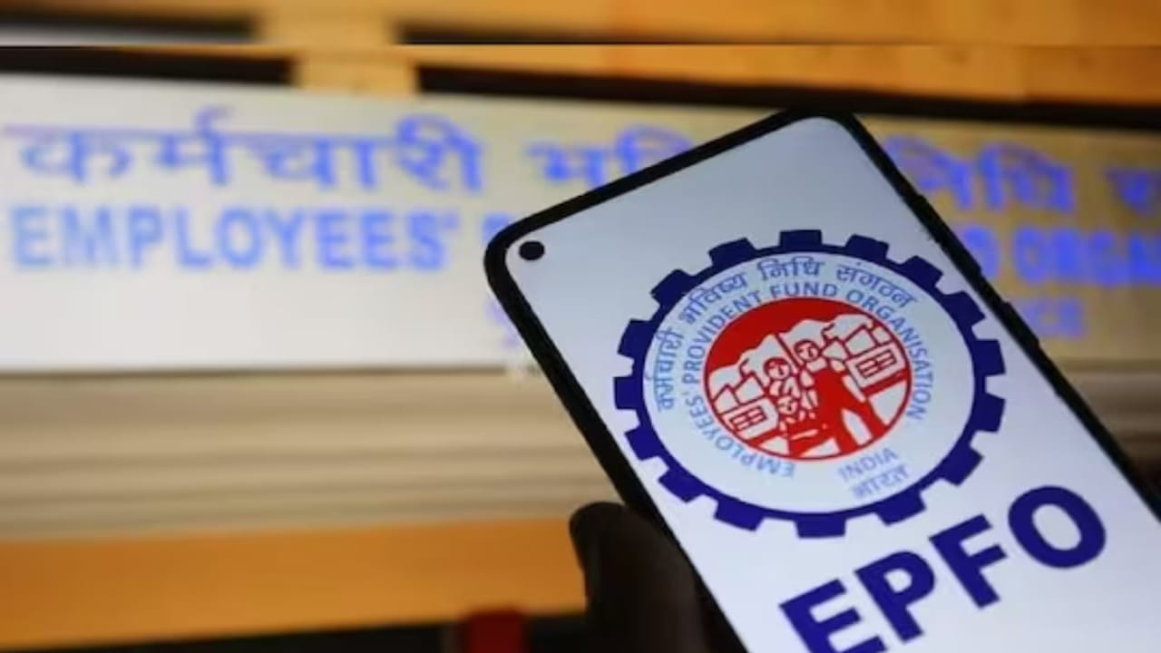 ఈపీఎఫ్‌వో ఉద్యోగులకు కేంద్ర ప్రభుత్వం గుడ్‌న్యూస్ అందించింది. ఇక నుంచి పీఎఫ్ ఖాతాలోని డబ్బులను సులువుగా ఉపసంహరించుకునే సౌకర్యాన్ని కల్పించనున్నట్లు రాజ్యసభలో కేంద్ర ప్రభుత్వం ప్రకటించింది. ప్రస్తుతం అమలు చేస్తున్న ఈపీఎఫ్‌వో 3.0 అప్డేట్‌లో పీఎఫ్ నిధుల విత్ డ్రా గతంలో కంటే సులభం, వేగంగా మారుతుందని స్పష్టం చేసింది. అలాగే ఆన్లైన్ క్లెయిమ్‌లపై కేంద్రం కీలక ప్రకటన చేసింది.