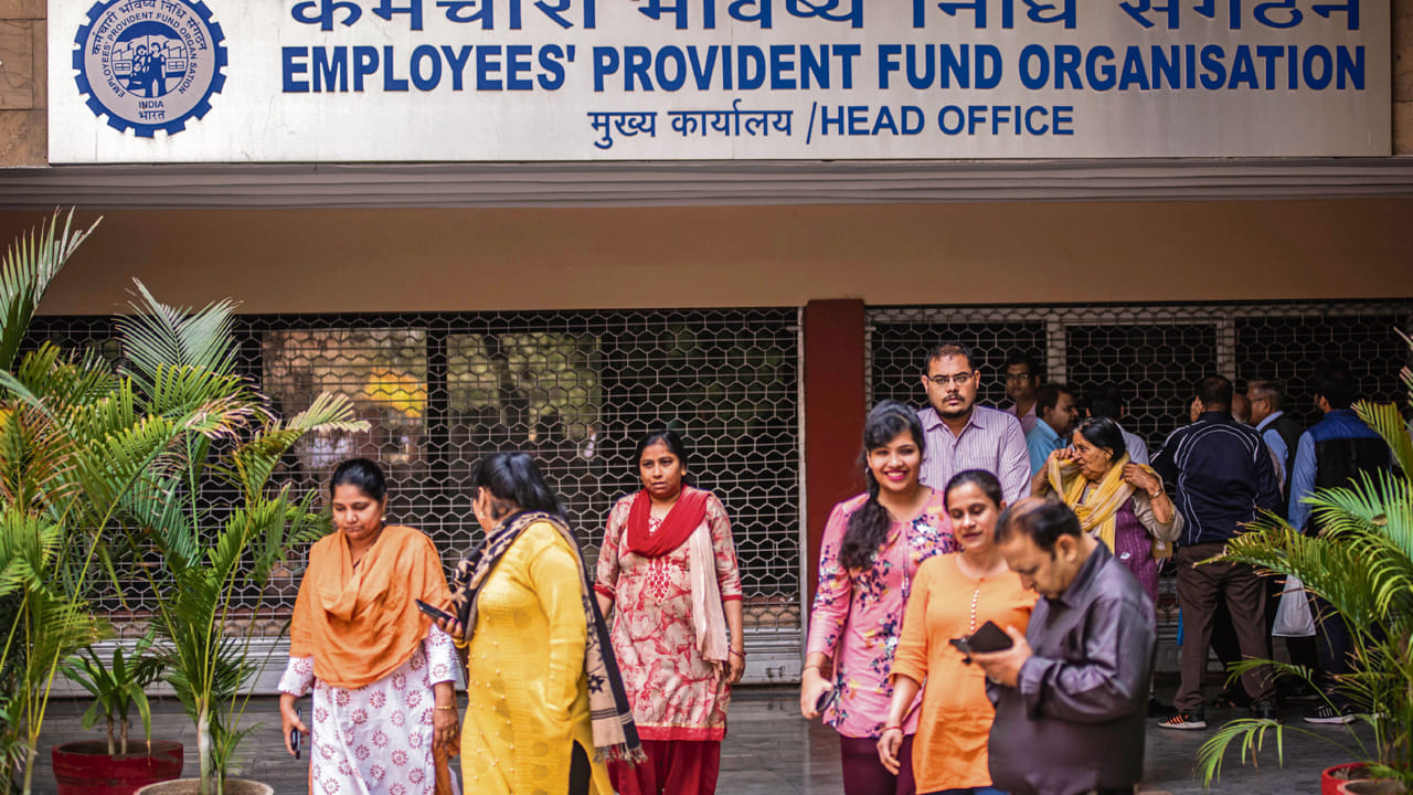 ఆ తర్వాత క్యాప్చా కోడ్ నమోదు చేసి ఓటీపీని ధృవీకరించండి. ఆ తర్వాత నెక్ట్స్ పేజీలోకి వెళుతుంది. అక్కడ మీ పేరు, పుట్టిన తేదీ, ఆధార్ లేదా పాన్ నెంబర్ ఎంటర్ చేయండి. ఆ తర్వాత షో మై యూఏఎన్ ఆనే ఆప్షన్‌పై ఎంటర్ చేయండి. అక్కడ మీ యూఏఎన్ నెంబర్ మీ స్క్రీన్‌పై కనిపిస్తుంది.