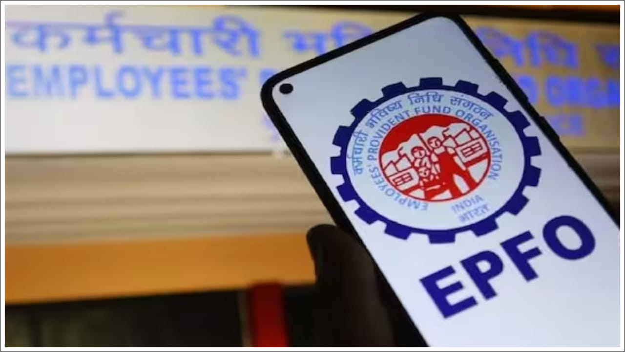  పనిచేయని EPF ఖాతా అంటే ఏమిటి?: ఒక ఉద్యోగి ఖాతాకు యజమాని నుండి 36 నెలల పాటు ఎటువంటి సహకారాలు అందకపోతే ఆ ఖాతా పనిచేయనిదిగా పరిగణిస్తారు. తరచుగా తక్కువ బ్యాలెన్స్‌లు ఉన్న ఈ ఖాతాలు ఉద్యోగ మార్పులు, పదవీ విరమణ వంటి ఖాతాలు ఉండటం వల్ల ఉపయోగం ఉండదు. చిన్న ఖాతాలే కాదు, మొత్తం 31.86 లక్షల క్లోజ్డ్ ఖాతాలు సుమారు రూ.10,903 కోట్లను కలిగి ఉన్నాయి. ప్రస్తుతం ఈ ప్రచారం చిన్న ఖాతాలతో ప్రారంభమవుతోంది. అయితే మిగిలిన ఖాతాలను కూడా దశలవారీగా సమీక్షిస్తారు.