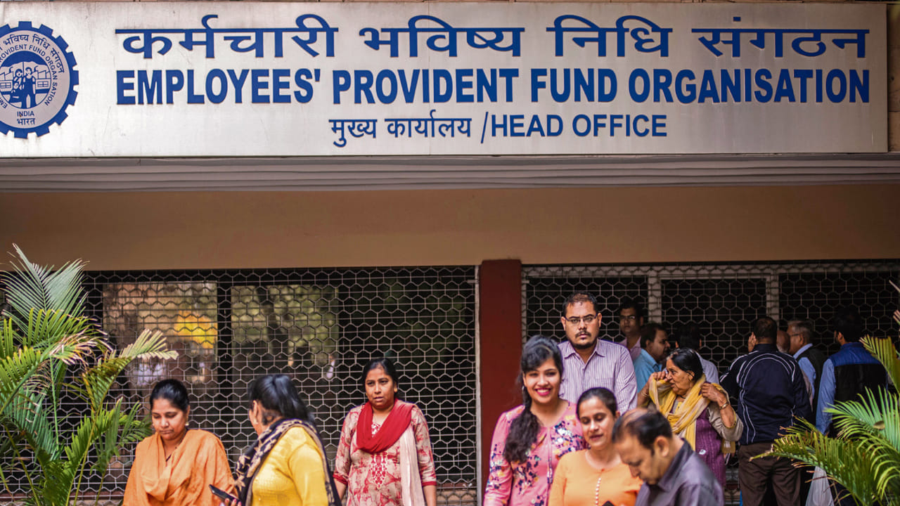 ఇక ఈపీఎఫ్‌ 3.0లో ప్రొఫైల్ కరెక్షన్ ప్రక్రియను ఉద్యోగులు సులభంగా చేసుకోవచ్చు. జనవరి 2025 నుంచి ఇది అమల్లోకి వచ్చింది. ఉద్యోగులు పేరు, డేట్ ఆఫ్ బర్త్, ఇతర ముఖ్యమైన సమాచారాన్ని స్వయంగా మార్చుకోవచ్చు. గతంలో ఇందుకోసం కార్యాలయాలకు వెళ్లాల్సి వచ్చింది. ఇప్పుడు ఆన్‌లైన్‌లోనే సులువుగా అప్డేట్ చేసుకోవచ్చు. 
