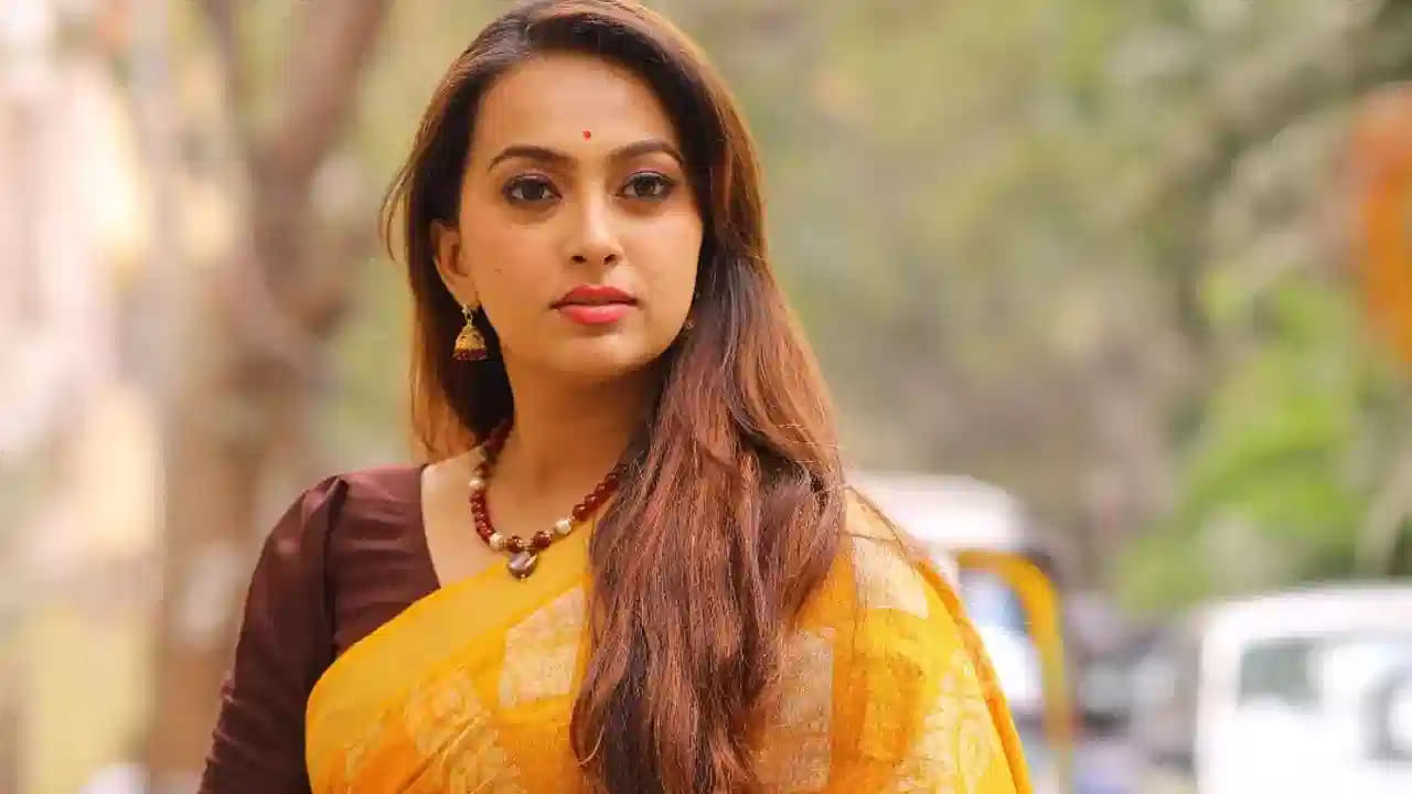  భీమవరం బుల్లోడు సినిమాతో  హీరోయిన్ గా ఎంట్రీ ఇచ్చింది ఎస్తర్. ఆ తర్వాత పలు సినిమాల్లోనూ కథానాయికగా మెప్పించిన మె ఇప్పుడు సహాయక నటిగా  బిజీ బిజీగా ఉంటోంది.
