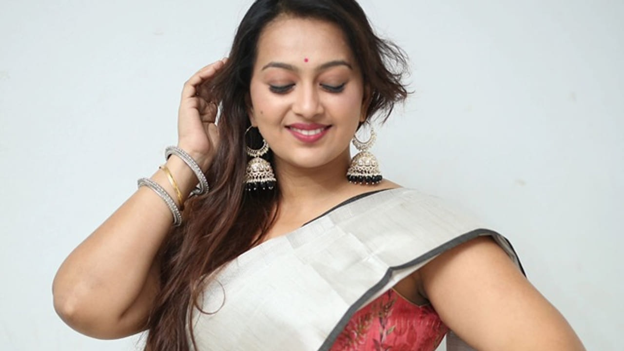  ప్రేక్షకుల ప్రేమ, మీడియా సపోర్ట్ తనకు ఉన్నాయని, అయినా కూడా కొందరు తనను కమిట్మెంట్ అడుగుతున్నారని ఎస్తర్ వాపోయింది. అయితే వారెవరో మాత్రం చెప్పలేదీ అందాల తార. కానీ ఈ బ్యూటీ మాటలు ఇప్పుడు నెట్టింట వైరలవుతున్నాయి.  

