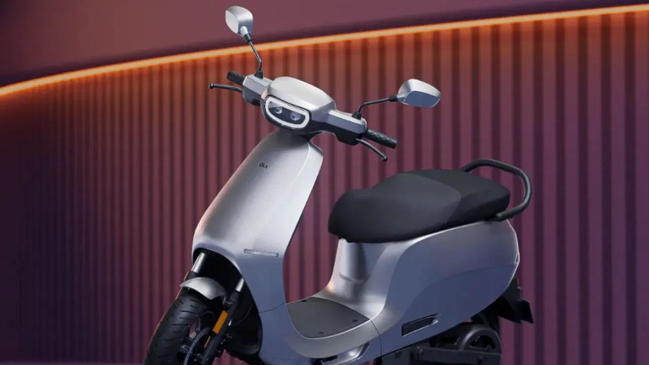  Electric Scooters: ఓలా ఎలక్ట్రిక్ తన S1 సిరీస్ స్కూటర్లపై (S1X, S1 ఎయిర్, S1 ప్రో, S1 స్పోర్ట్‌తో సహా) 3 సంవత్సరాలు లేదా 40,000 కి.మీ వారంటీని అందిస్తుంది. కస్టమర్లు 8 సంవత్సరాలు లేదా 1.25 లక్షల కిలోమీటర్ల వరకు పొడిగించిన వారంటీ ప్లాన్‌ను ఎంచుకోవచ్చు.