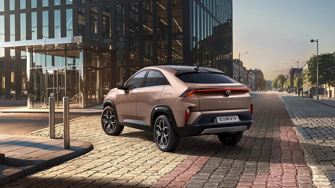  Electric Cars: 2025 మోడల్ కారుపై రూ.3.80 లక్షల వరకు తగ్గింపుతో అందుబాటులో ఉంది. అయితే 2026 మోడల్‌ కారుపై రూ.3.30 లక్షల వరకు తగ్గింపుతో అందుబాటులో ఉంది. ఈ వాహనం ధర రూ.17.50 లక్షల నుంచి రూ.22.25 లక్షలు (ఎక్స్-షోరూమ్) మధ్య ఉంది. ఇది ఒక్కసారి ఛార్జ్ చేస్తే 585 కిలోమీటర్ల వరకు ప్రయాణించగలదు. 