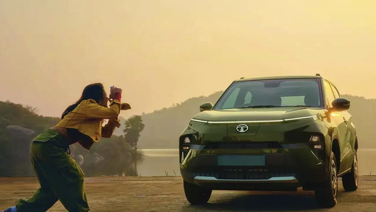 టాటా పంచ్ EV డిస్కౌంట్: 2025 మోడల్‌పై రూ.1.60 లక్షల వరకు ప్రయోజనాలు అందుబాటులో ఉండగా, 2026 మోడల్‌పై రూ.90,000 వరకు ప్రయోజనాలు అందుబాటులో ఉన్నాయి. ఈ మైక్రో SUV ధర రూ.10 లక్షల నుంచి రూ.14.45 లక్షలు (ఎక్స్-షోరూమ్) మధ్య ఉంది. ఇది ఒక్కసారి ఛార్జ్ చేస్తే 421 కిలోమీటర్ల వరకు ప్రయాణించగలదు. 