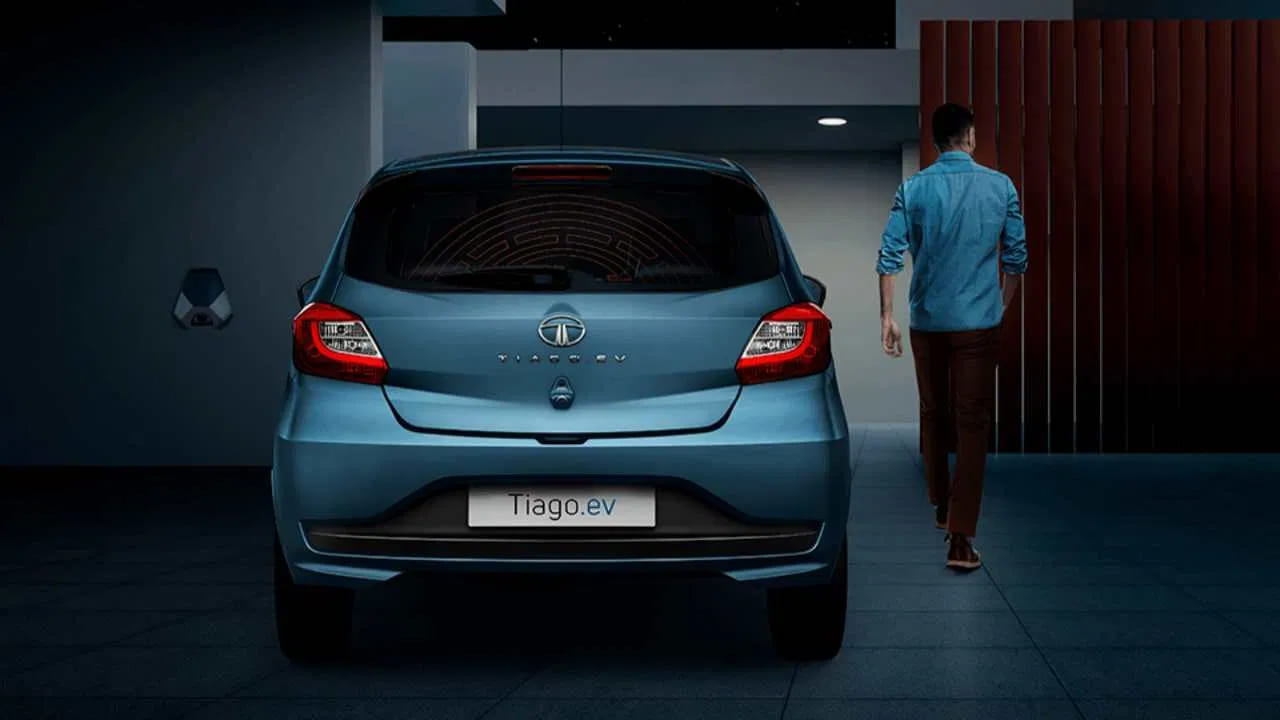  టాటా టియాగో EV డిస్కౌంట్: టాటా నుండి వచ్చిన ఈ ఎంట్రీ-లెవల్ ఎలక్ట్రిక్ హ్యాచ్‌బ్యాక్ 2025 మోడల్ ఇయర్‌పై రూ.1.50 లక్షల వరకు డిస్కౌంట్‌తో అందుబాటులో ఉంది. 2026 మోడల్ పై రూ.60,000 వరకు ప్రయోజనాలు కూడా అందుబాటులో ఉన్నాయి. ధరలు రూ.7.99 లక్షల నుంచి రూ.11.14 లక్షల (ఎక్స్-షోరూమ్) వరకు ఉన్నాయి. ఇది ఒక్కసారి ఛార్జ్ చేస్తే 315 కి.మీ వరకు ప్రయాణించగలదు. 