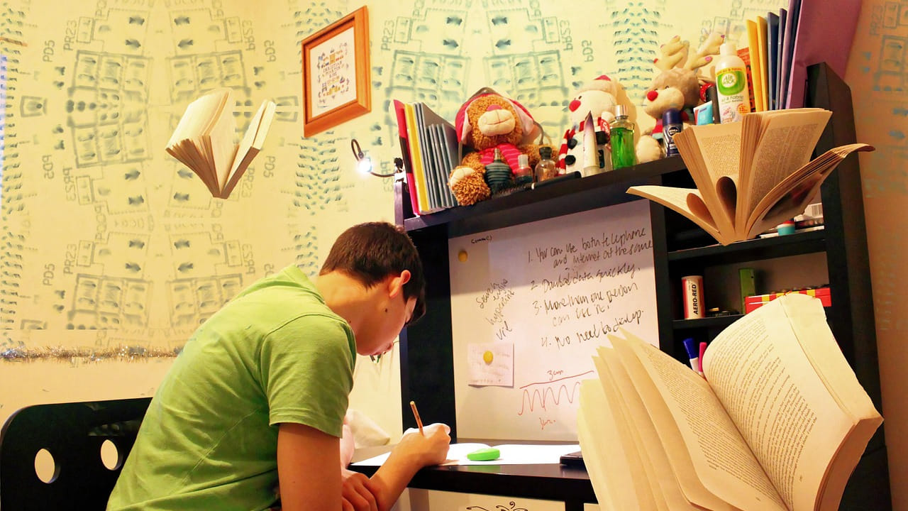 అలాగే ఎగ్జామ్స్ టైమ్‌లో మీరు చదువుకునే ముందు రివిజన్ టైమ్ టేబుల్ ఏర్పరుచుకోండి. దీని వలన మీకు ఒక అవగాహన ఉంటుంది. అంతే కాకుండా చదివింది తప్పకుండా బుక్ పై రాయడం అలవాటు చేసుకోవాలి. దీని వలన మీరు చదివింది త్వరగా మర్చిపోకుండా ఉంటారు. అలాగే ముఖ్యమైన తేదీలు పేర్లు టైంటేబుల్ వేసుకొని, వాటిపైనే ఎక్కువ ఫోకస్ పెట్టాలి.