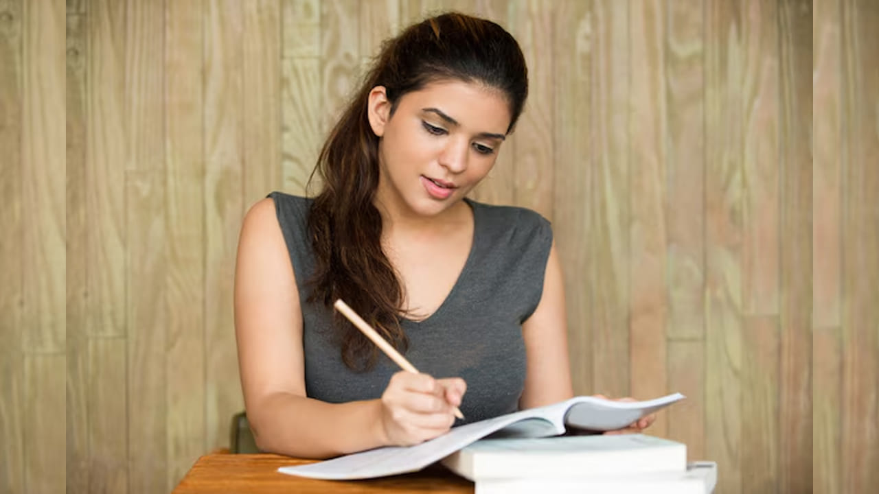 ఎగ్జామ్స్ రాసే క్రమంలో ముందుగా మీ మనసును చాలా ప్రశాంతంగా ఉంచుకోవాలి. కొంత మంది ఎగ్జామ్ హాల్ వద్దకు వెళ్లిన తర్వాత కూడా బుక్ పట్టి చదివేస్తుంటారు. ఇంకొంత మంది ఎక్కువ ఒత్తిడికి లోను అవుతుంటారు. కానీ ఎగ్జామ్ హాల్ లోకి వెళ్లిన తర్వాత లోతుగా శ్వాస తీసుకొని, చాలా ప్రశాంతంగా ఉండాలి. ముఖ్యంగా మీకు ఇచ్చిన పరీక్ష పేపర్ ఒకటికి రెండు సార్లు చదివి, వచ్చిన ఆన్సర్స్ టెన్షన్ పడకుండా రాయాలంట. ముఖ్యంగా లాజికల్‌గా ఆలోచిస్తూ మీ పరీక్షను రాయడం వలన తక్కువ సమయంలో ఎక్కువ క్వశ్చన్స్ రాసే ఛాన్స్ ఉంటుంది.