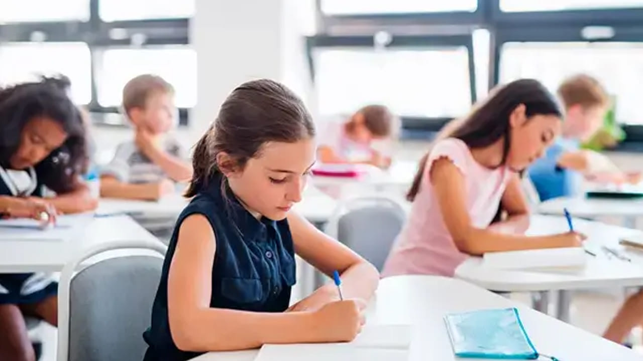 మార్చి నెల వచ్చిందంటే చాలు పరీక్షల సమయం ఆసన్నం అయినట్లే. ఇక సంవత్సరం మొత్తం ఆడుతూ పాడుతూ చదివింది ఒక ఎత్తు అయితే ఈ వార్షిక పరీక్షల్లో చదివి రాసి, తెచ్చుకున్న మార్కులు మరో ఎత్తు. సంవత్సరం మొత్తం చదివింది ఏంటి అనే దానికి జవాబు ఈ పరీక్షల్లో వచ్చే మార్కులు. దీంతో చాలా మంది విద్యార్థులు లాస్ట్ ఎగ్జామ్స్ అంటే ఎక్కువ భయపడి పోతుంటారు. కొన్ని సార్లు పరీక్షల భయంతో వచ్చిన ఆన్సర్స్ కూడా ఎగ్జామ్లో రాయలేక బాధపడుతుంటారు.