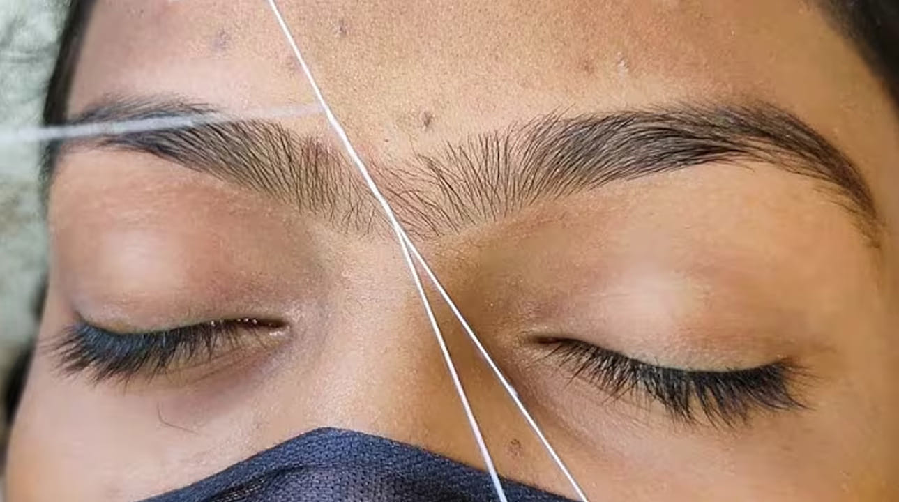 అయితే పండితులు మాత్రం రెండు కనుబొమ్మలు కలిస్తే , రెండు పెళ్లీలు జరగడం అనేది అపోహ మాత్రమే, దీని పై ఎలాంటి శాస్త్రీయ ఆధారం లేదు అని చెబుతున్నారు.  ముఖ్యంగా రెండు కనుబొమ్మలు కలిసి ఉన్న వ్యక్తి ఎక్కువ కష్టపడి పని చేసే తత్వం కలవారు అని వారు చెబుతున్నారు.