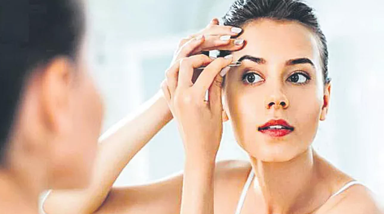 అయితే కనుబొమ్మలు కలిసి ఉండటం కూడా అమ్మాయిలకు, అబ్బాయిలకు వేర్వేరు ఫలితాలను చూపిస్తుంది. కొందరికి ఇది మంచి ఫలితాలను ఇస్తే, కొందరికి చెడు ఫలితాలను ఇస్తుంది. మతి  విశ్వాసాల ప్రకారం అమ్మాయిలకు కనుబొమ్మలు కలిసి ఉండటం అదృష్టాన్ని తీసుకొస్తుందంట. అలాగే రెండు కనుబొమ్మలు కలిసి ఉన్న అమ్మాయిలు అత్త వారింటిలో సిరుల వర్షం కురిపిస్తారంట.