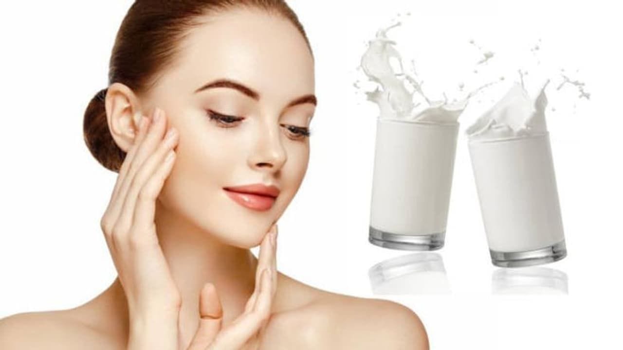 పచ్చి పాలు సన్ టానింగ్‌ను తగ్గించడంలో కూడా ప్రభావవంతంగా పనిచేస్తాయి. ఇవి చర్మ కణాలను మరమ్మతును చేస్తాయి. పోషకాలు అధికంగా ఉండే పచ్చి పాలను క్రమం తప్పకుండా తీసుకోవడం వల్ల ఆరోగ్యకరమైన, అందమైన చర్మాన్ని పొందవచ్చు. 