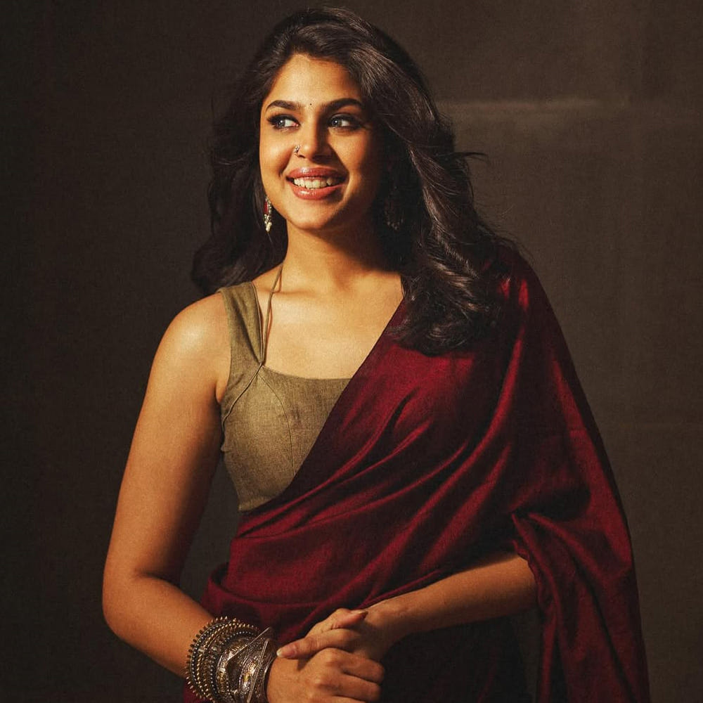 ఫరియా అబ్దుల్లా గురించి ప్రత్యేకంగా చెప్పక్కర్లేదు. జాతిరత్నాలు సినిమాతో తెలుగు తెరకు నటిగా పరిచయమైంది. తొలి చిత్రంతోనే ఓవర్ నైట్ స్టార్ అయిపోయింది. అందం, అభియనతో తెలుగు ప్రేక్షకుల మనసులు దోచుకుంది ఈ ముద్దుగుమ్మ.