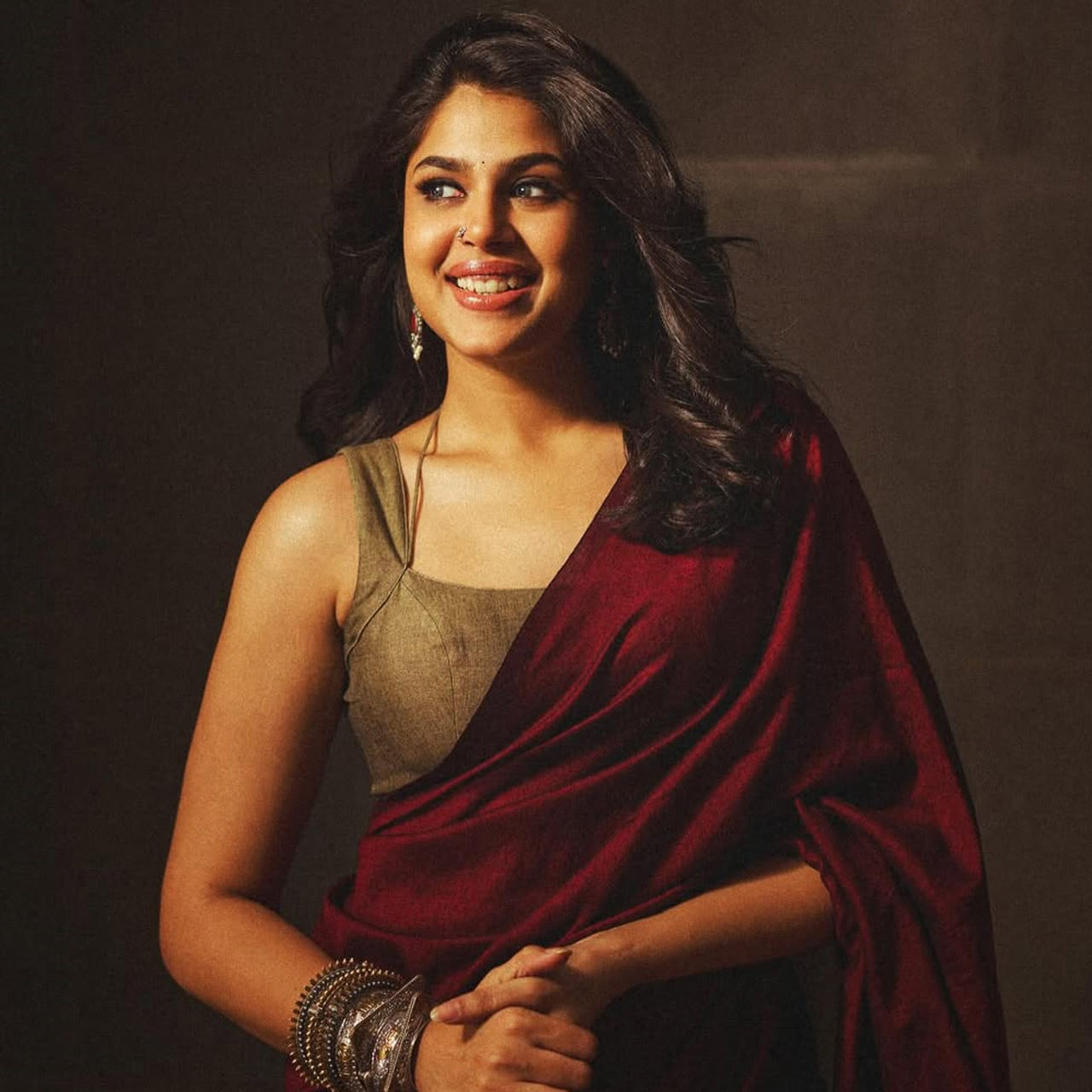 ఫరియా అబ్దుల్లా గురించి ప్రత్యేకంగా చెప్పక్కర్లేదు. జాతిరత్నాలు సినిమాతో తెలుగు తెరకు నటిగా పరిచయమైంది. తొలి చిత్రంతోనే ఓవర్ నైట్ స్టార్ అయిపోయింది. అందం, అభియనతో తెలుగు ప్రేక్షకుల మనసులు దోచుకుంది ఈ ముద్దుగుమ్మ. 