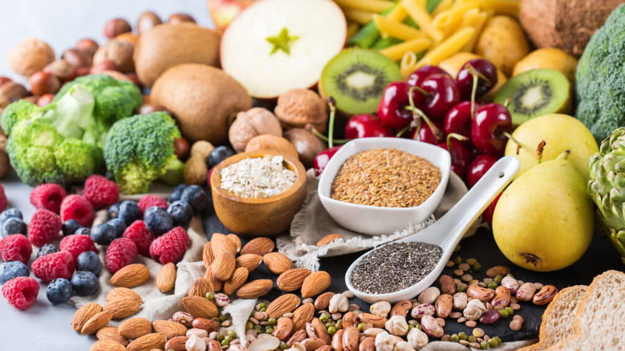 మనిషి రోజులో 30 నుంచి 35 గ్రాముల పీచు ఉండే ఆహారాలను తీసుకోవాలి. మీరు తినే ఫుడ్స్ లో కూరగాయలు, ఆకుకూరలను చేర్చుకుంటే చాలు. మళ్ళీ దీని కోసం సెపరేట్ డైట్ ఫాలో అవ్వాల్సిన అవసరం లేదని నిపుణులు చెబుతున్నారు. 
