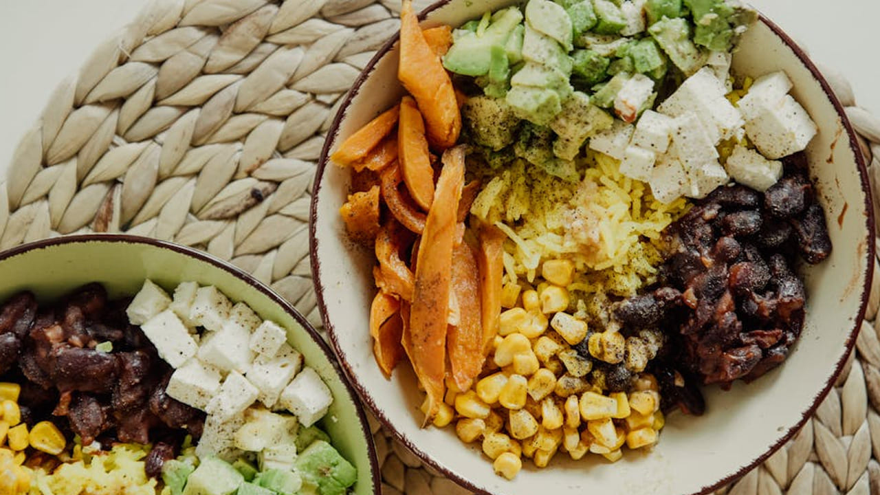 మనం తీసుకునే ఫుడ్స్ లో పీచు పదార్థం  ఉండేలా చూసుకోవాలని వైద్యులు చెబుతున్నారు. ఇవి మనం తిన్న ఆహారాలను సులభంగా జీర్ణం అయ్యేలా చేస్తాయి. మీ రోజూవారి డైట్ లో వీటిని చేర్చుకుంటే క్యాన్సర్ లాంటి ప్రాణాంతక సమస్యలు రాకుండా ఉంటాయి. 