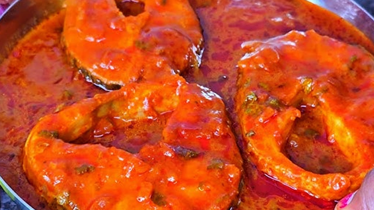 స్టెప్ - 1: ముందుగా చేప ముక్కలను తీసుకుని ఉప్పుతో బాగా  కడిగి శుభ్ర పరచుకోవాలి. కడిగిన తర్వాత ఇంకా వాసన వస్తే  పసుపు, ఉప్పు వేసి మళ్ళీ కలుపుకోండి. ఆ తర్వాత వాటిని ఒక ప్లేట్ లోకి తీసుకుని ఉప్పు, కారం మసాలాలు పట్టించి పక్కన పెట్టుకోవాలి.
