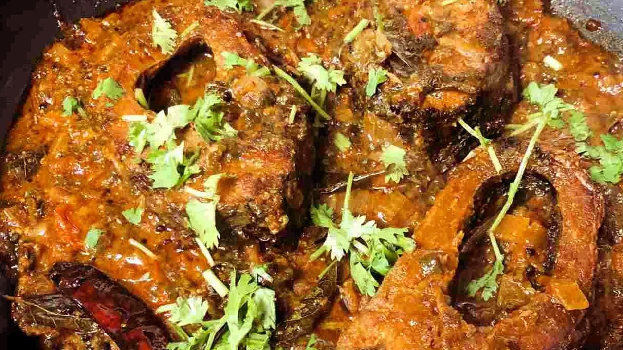 స్టెప్ - 2: ఇప్పుడు స్టవ్  వెలిగించి పాన్ లో ఆయిల్ వేసి అది వేడయ్యాక దానిలో  జీలకర్ర, కరివేపాకు, ఉల్లిపాయ ముక్కలు వేసి రంగు మారే వరకు దోరగా వేయించాలి.