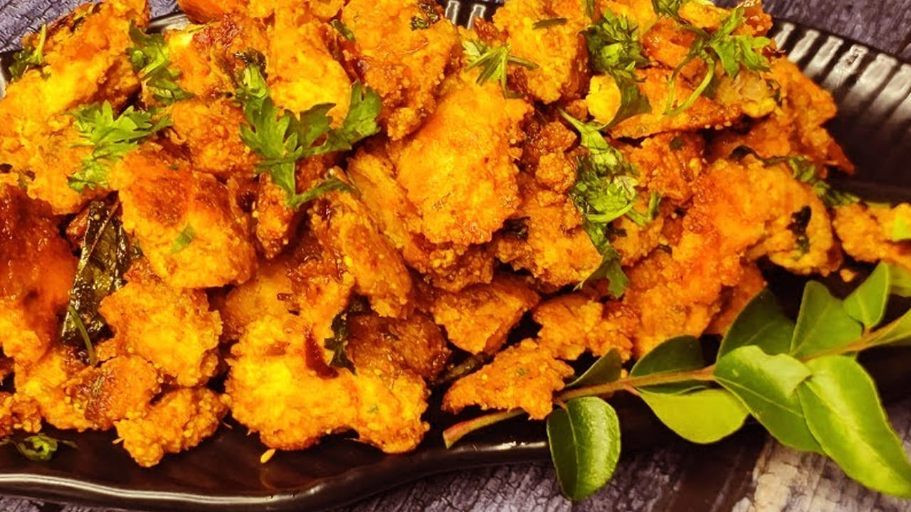 ఇప్పుడు గరిటేతో జనను తిప్పుతూ ఉండండి.  మూత పెట్టి మీడియం మంటపై పది నిమిషాల పాటు బాగా ఉడికించాలి.  ఒక టేబుల్ స్పూన్ కారం వేసి కొద్దిగా ఉప్పు వేసి కలుపుకోవాలి.