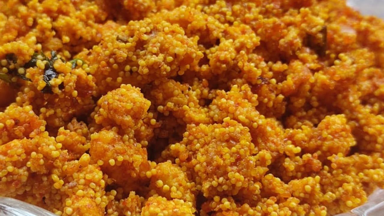 కావాల్సిన పదార్ధాలు: అర కిలో చేప జన, 2 పెద్ద ఉల్లిపాయలు, 4 పచ్చిమిర్చి, ఒక టీ స్పూన్ అల్లం వెల్లుల్లి పేస్ట్, ఒకటిన్నర టీ స్పూన్ కారం, అర టీ స్పూన్ పసుపు, ఉప్పు , కరివేపాకు, 4 టేబుల్ స్పూన్స్ నూనె, నిమ్మరసం తీసుకోవాలి.