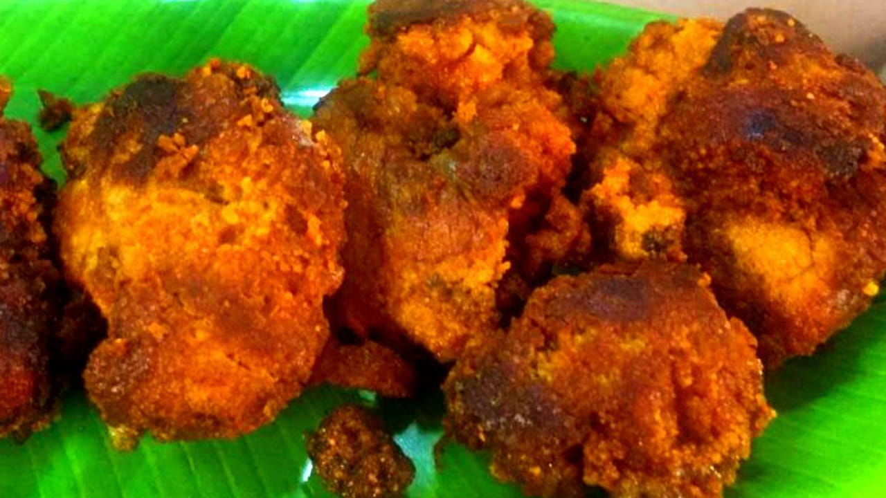 జన ఫ్రై గా మారి అయ్యి మంచి రంగు వచ్చే వరకు వేయించాలి చివర్లో కొత్తిమీర,  నిమ్మరసం వేసి చల్లి  కిందకు దించేయండి. అంతే వేడి వేడి చేప జన వేపుడు రెడీ.
