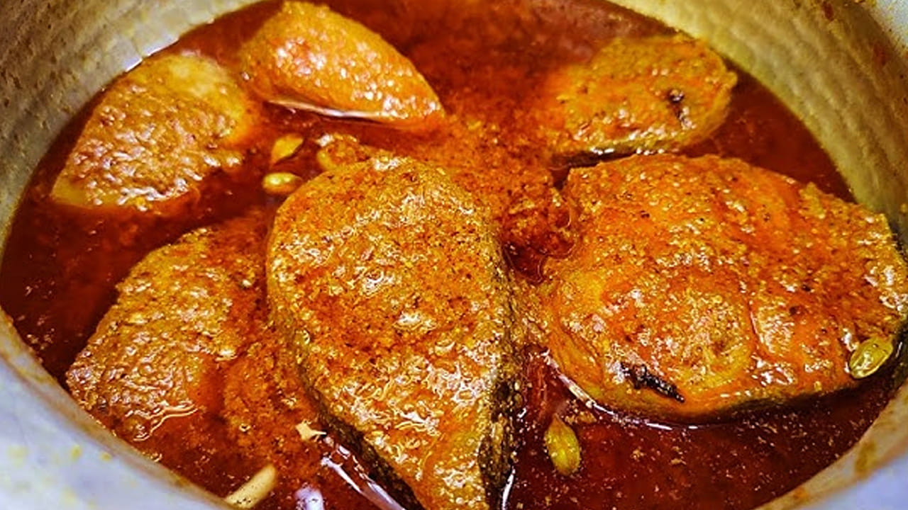 ముందుగా చేప ముక్కలను వాటిని సాల్ట్ తో శుభ్రం చేసి పసుపు , ఉప్పు పట్టించి పక్కన పెట్టుకోండి. ఇప్పుడు స్టవ్ వెలిగిని పాన్ పపెట్టి
దానిలో దాల్చినచెక్క, బిర్యానీ ఆకు, లవంగాలు వేసి రంగు మారే వరకు వేయించాలి.