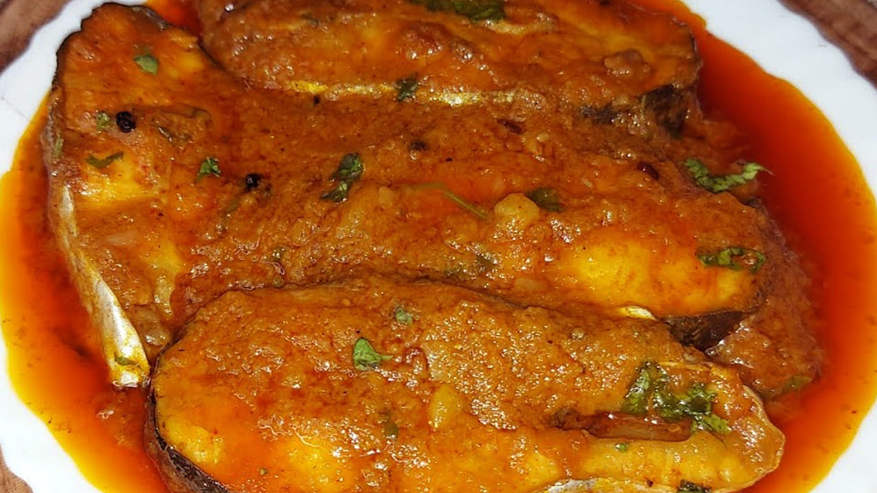 కట్ చేసిన మిర్చి ఉల్లిపాయలు వేసి సన్నని మంట మీదే అలాగే ఉంచండి. దానిలో అందులో అల్లం వెల్లుల్లి పేస్ట్ కూడా వేసి పది నిముషాలు పొయ్యి మీదే ఉంచండి.