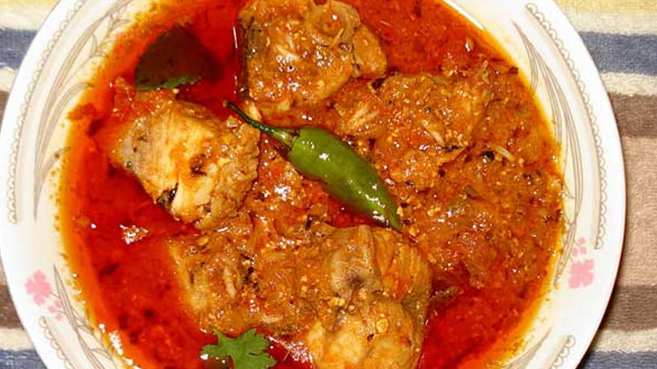 ఇక ఇప్పుడు అన్ని రకాల మసాలా పొడులను ఈ మిశ్రమంలో వేసి మూత పెట్టాలి. ముక్కలకు ఉడికిన తర్వాత
పెరుగు కొద్దిగా వేసి గరిటెతో తిప్పాలి. గ్రేవీ అయ్యాక దించే ముందు కొత్తిమీర వేస్తె రుచిగా ఉంటుంది. అంతే, వేడి వేడి ఫిష్ కుర్మా రెడీ.