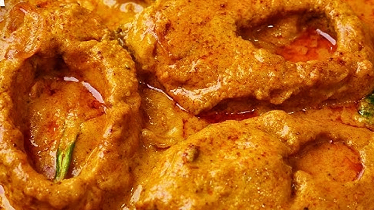 కావాల్సిన పదార్ధాలు: 500 గ్రాముల చేపలు , ఉల్లిపాయ, పచ్చిమిర్చి, ఒక టేబుల్ స్పూన్ అల్లం వెల్లుల్లి పేస్ట్‌, ధనియాలు, జీలకర్ర, గరం మసాలా, పెరుగు, ఉప్పు , నూనె, యాలకులు, దాల్చిన చెక్క , అర టీ స్పూన్ పసుపు,  జీడిపప్పులు , బిర్యానీ ఆకు , కొత్తిమీరను తీసుకోవాలి. 