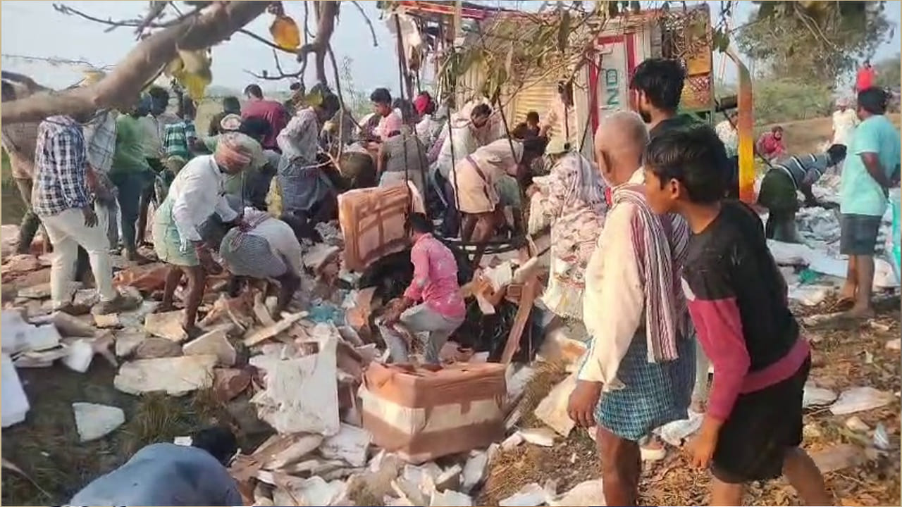 Andhra: ఈ జనం చూశారా.. అవతల మనిషి చావుబ్రతుకుల్లో కొట్టుమిట్టాడుతుంటే..?