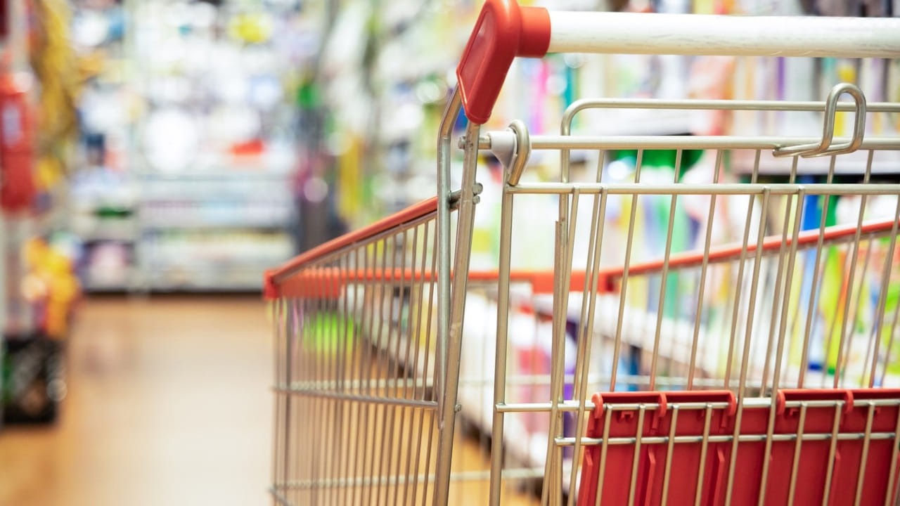 సామాన్యులకు రానున్న కొద్ది నెలల్లో ఊరట లభించనుందని తెలుస్తోంది. నిత్యావసర వస్తువుల ధరలు రానున్న నెలల్లో తగ్గే అవకాశముందని మార్కెట్ వర్గాలు చెబుతున్నాయి. ద్రవ్యోల్బణం తగ్గుతుండటం, ముడి పదార్థాల ధరలు తగ్గుతుండమే ఇందుకు కారణంగా పరిశ్రమ వర్గాలు చెబుతున్నాయి. ఎలాంటి వస్తువుల ధరలు రానున్న కొద్ది నెలల్లో తగ్గే అవకాముందనే విషయాలు ఇప్పుడు చూద్దాం.