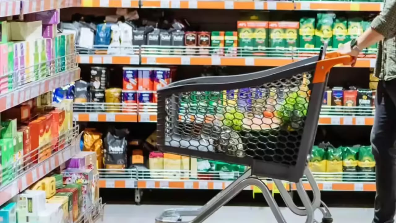 బిస్కెట్లు, సబ్బులు, నూనెలు, ప్యాకేజ్డ్ ఫుడ్ వంటి రోజువారీ ఇంట్లో ఉపయోగించే నిత్యావసర వస్తువుల ధరలు చౌకగా        మారే అవకాశముంది. దేశంలోని ఎఫ్ఎంసీజీ కంపెనీలు ఈ మేరకు ధరలను తగ్గించేందుకు ముందడుగు వేస్తున్నాయి. ఇటీవల వస్తువుల తయారీకి అవసరమయ్యే ముడి సరుకు ధరలు పెరగ్గా.. ఇప్పుడు పరిస్ధితి కాస్త మెరుగుపడుతుంది. ఇప్పుడిప్పుడు ముడి పదార్థాల ధరలు తగ్గుతూ వస్తున్నాయి.