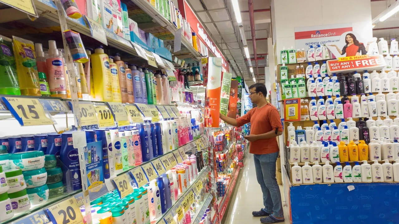 ద్రవ్యోల్బణం తగ్గుతుండటంతో ముడి పదార్ధాల ధరలు తగ్గుతున్నాయి. దీంతో రానున్న కొద్ది నెలల్లో నిత్యావసర వస్తువుల ధరలు తగ్గించేందుకు ఎఫ్‌ఎమ్‌సీజీ కంపెనీలు సిద్దమవుతున్నాయి. ముడి పదార్ధాల ధరలు అందుబాటులో ఉండి బలమైన డిమాండ్ ఉంటే గణనీయమైన తగ్గింపును ఆశించవచ్చని కంపెనీలు చెబుతున్నాయి.