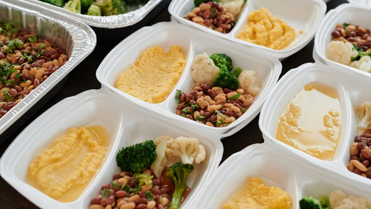 ఇక మనిషి ఆహారం లేకుండా 2 నుంచి వారాల వరకు ఉండగలడు. ఇవి కొన్ని సందర్భాలలో ఇది 50 రోజుల వరకు కూడా ఉంటుందని వైద్యులు చెబుతున్నారు. అయితే, అలాంటి సమయంలో శరీరం నీరసం అవుతుంది.