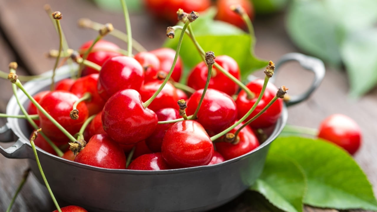 చెర్రీస్ : చెర్రీస్ చాలా రుచిగా ఉండటమే కాకుండా ఇవి ఆరోగ్యానికి కూడా చాలా మంచిది. ముఖ్యంగా  అధిక యూరిక్ యాసిడ్‌ను తగ్గించడంలో ఇవి కీలక పాత్ర పోషిస్తాయి. వీటిలో ఆంథోసైనన్‌లు ఫుష్కలంగా ఉండటం వలన ఇది కీళ్ల నొప్పుల, కాళ్ల వాపులు వంటి సమస్యలకు చెక్ పెడుతుంది. అలాగే, అదనపు యూరిక్ యాసిడ్‌ను తగ్గిస్తుంది.