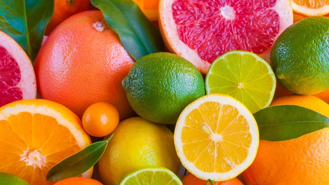 సిట్రస్ పండ్లు : సిట్రస్ జాతికి చెందిన పండ్లు యూరిక్ యాసిడ్‌ను తగ్గించడంలో కీలక పాత్ర పోషిస్తాయి. వీటిలో విటమిన్ సి ఎక్కువగా ఉంటుంది. అందువలన నిమ్మ, నారిజ పండ్లను డైట్‌లో చేర్చుకోవడం వలన ఇవి మూత్ర పిండాల పనితీరును మెరుగు పరిచి, సహజంగానే శరీరంలోని యూరిక్ యాసిడ్‌ను తగ్గించడానికి ఉపయోగపడుతాయి.  ముఖ్యంగా ఉదయాన్నే పరగడుపున నిమ్మకాయ నీరు తాగడం లేదా, మధ్యాహ్నం లంచ్ తర్వాత నారింజ పండ్లు తినడం వలన అదనపు ప్రయోజనం చేకూరుతుంది.