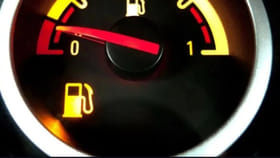 తక్కువ ఇంధన లైట్ వెలిగిన తర్వాత కారు ఎంత దూరం ప్రయాణిస్తుంది?