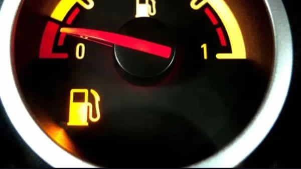 Fuel Light: తక్కువ ఇంధన లైట్ వెలిగిన తర్వాత కారు ఎంత దూరం ప్రయాణిస్తుంది?