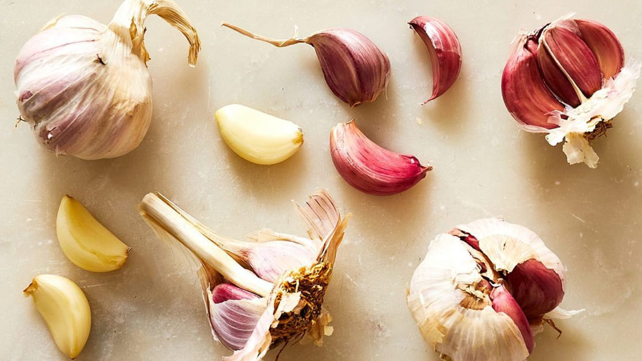 ఈ వెల్లుల్లిలో ఉండే ఆర్గానో సల్ఫర్ అనే పదార్ధం క్యాన్సర్ కణాలను నాశనం చేస్తాయి. ఎందుకంటే, దీనిలో ఎన్నో ఔషధ గుణాలు ఉన్నాయి. తెల్ల వెల్లుల్లి కూడా మనల్ని అనేక సమస్యల నుంచి కాపాడుతుంది. 