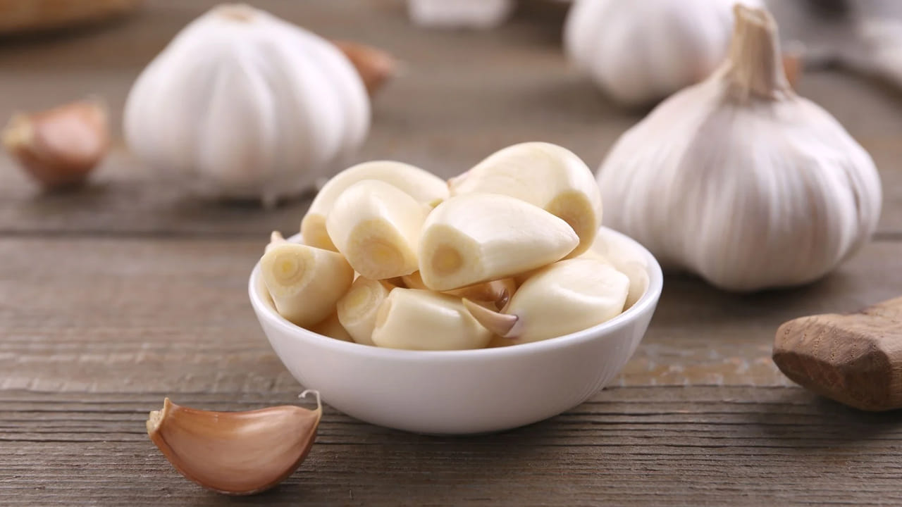 ఇక సాధారణ వెల్లుల్లితో అనేక రకాల సమస్యలను తరిమకొట్టొచ్చని నిపుణులు చెబుతున్నారు. వారానికి రెండుసార్లు దీనిని తీసుకుంటే కాలేయ పనితీరు కూడా మెరుగుపడుతుంది. ఇంకా ఇమ్యూనిటీ కూడా పెరుగుతుంది. (NOTE: ఇందులోని అంశాలు కేవలం అవగాహన కోసం మాత్రమే. నిపుణులు అందించిన సమాచారం ప్రకారం ఇక్కడ తెలియజేయడమైనది. ఆరోగ్యరీత్యా ఎలాంటి సమస్యలు ఉన్నానేరుగా వైద్య నిపుణులను సంప్రదించడం మంచిది)
