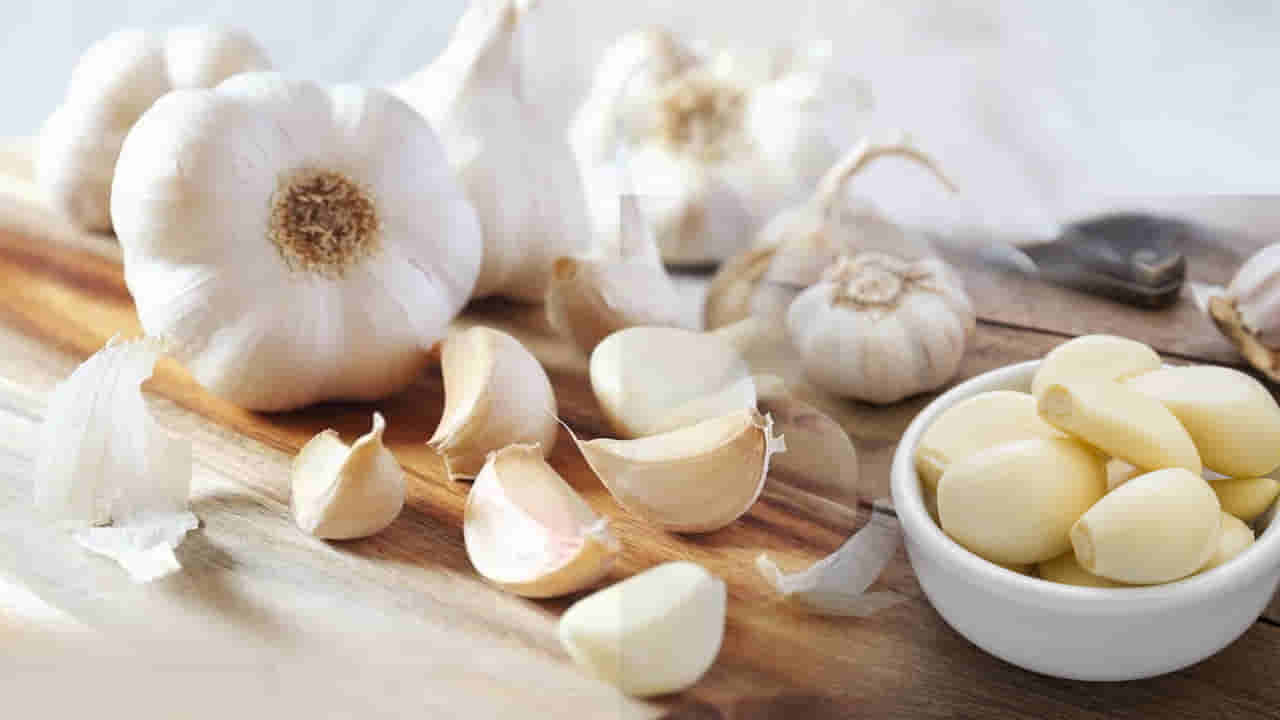 Kitchen Hacks: ఇలా చేస్తే చాలు కిలోల కొద్ది వెల్లుల్లి పొట్టును సులభంగా తీయవచ్చు.. సీక్రెట్ టిప్స్!