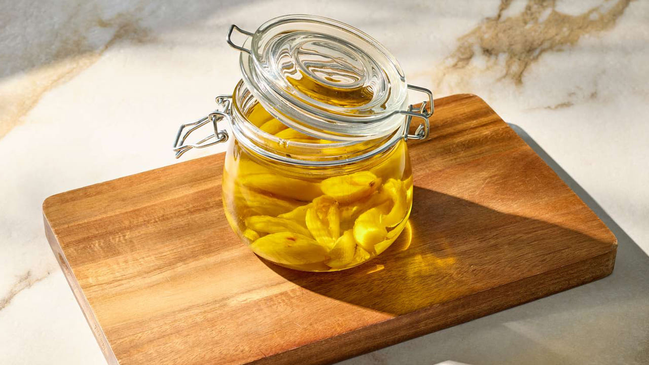 వెల్లుల్లి నూనెను యాంటీవైరల్‌గా ఉపయోగించవచ్చు. వెల్లుల్లి నూనె సహజ కిల్లర్ కణాల కార్యకలాపాలను పెంచుతుంది. జ్ఞాపకశక్తి కోల్పోవడం లేదా చిత్తవైకల్యం వంటి న్యూరోడెజెనరేటివ్ వ్యాధులను నివారించడంలో వెల్లుల్లి నూనె సహాయపడుతుంది. నూనెలో డయల్ డైసల్ఫైడ్, డయల్ ట్రిసల్ఫైడ్ వంటి సల్ఫర్ సమ్మేళనాలు ఉంటాయి. ఇవి ఆక్సీకరణం, కొలెస్ట్రాల్ చేరడం నిరోధిస్తాయి. ఇది ఆక్సీకరణం చెందినప్పుడు మెదడులో రక్తం గడ్డకట్టడానికి దారితీస్తుంది.