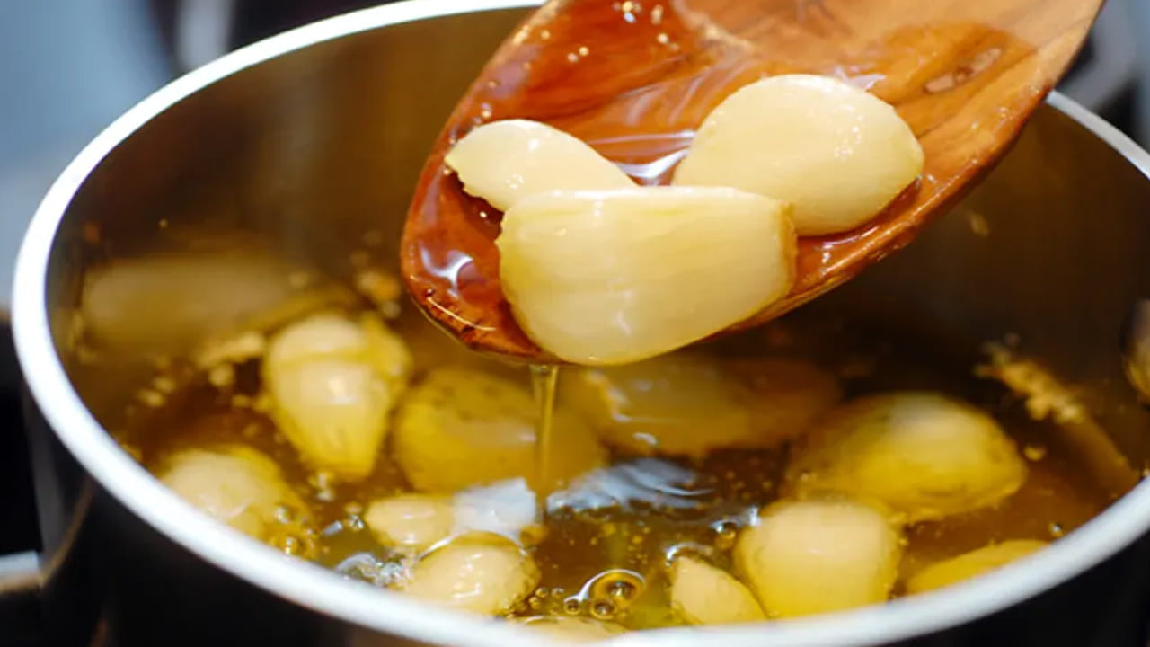 వెల్లుల్లి నూనెలో డయల్ డైసల్ఫైడ్ ఉంటుంది. ఇది గుండె సంబంధిత వ్యాధుల ప్రమాదాన్ని దూరం చేస్తుంది. ధమనులలో రక్తం గడ్డకట్టడాన్ని నివారిస్తుంది. స్ట్రోక్ లేదా మయోకార్డియల్ ఇన్ఫార్క్షన్ వంటి పరిస్థితులను నివారిస్తుంది. అంతేకాకుండా, వెల్లుల్లి నూనె రక్త నాళాల స్థితిస్థాపకతను పెంచుతుంది. తద్వారా రక్త ప్రసరణను మెరుగుపరుస్తుంది. మెదడు ఆరోగ్యాన్ని కూడా మెరుగుపరుస్తుంది.