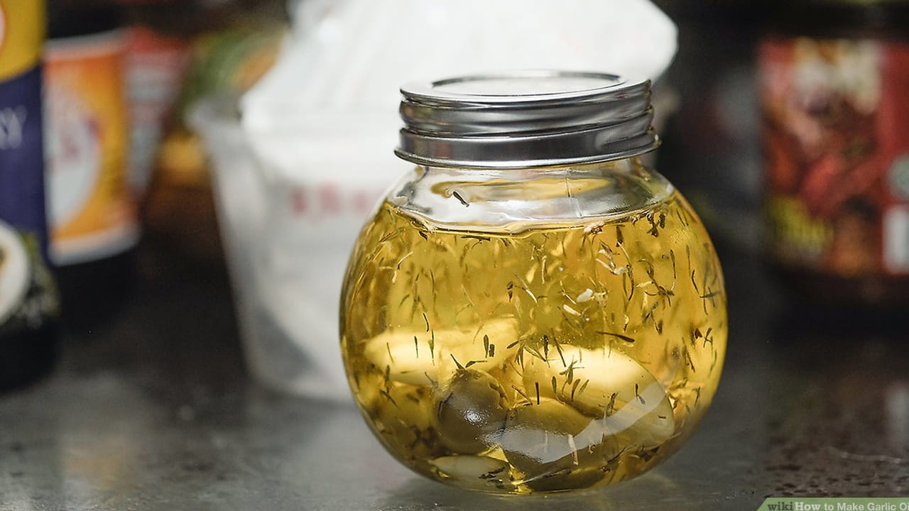 వెల్లుల్లిలోని యాంటీ ఇన్ఫ్లమేటరీ, యాంటీమైక్రోబయల్ లక్షణాలు ఉన్నాయి. దీంతో అటోపిక్ డెర్మటైటిస్, సోరియాసిస్, మొటిమలు, మచ్చలు, ముడతలు, నల్లటి వలయాలు వంటి చర్మ సమస్యలకు చికిత్స చేయడంలో అద్భుతంగా పనిచేస్తుంది. నూనెలో సల్ఫర్ సమ్మేళనాలు ఉంటాయి. ఇవి కొత్త కణజాలాల ఏర్పాటును పెంచుతాయి. గాయాలకు రక్తాన్ని సరఫరా చేయడంలో సహాయపడతాయి. 