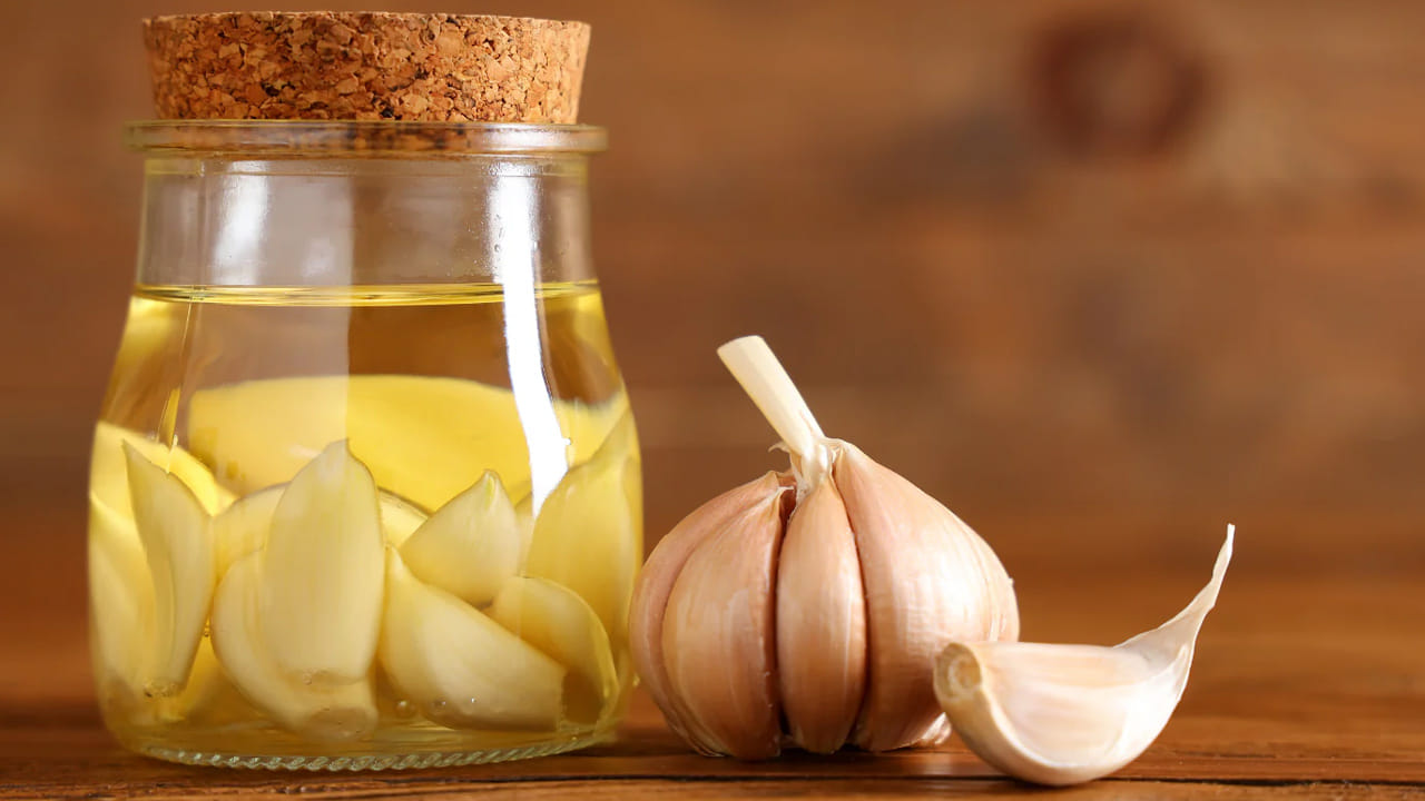 వెల్లుల్లి నూనె... అనేక అనారోగ్యాలను, చర్మం, జుట్టు సమస్యలను నయం చేస్తుంది. వెల్లుల్లి నూనె ఇమ్యునోమోడ్యులేటరీ ప్రభావాలను కలిగి ఉంటుంది. అంటే ఇది వాపును తగ్గించడం, రోగనిరోధక శక్తిని పెంచడం ద్వారా రోగనిరోధక వ్యవస్థను ప్రభావితం చేస్తుంది. 