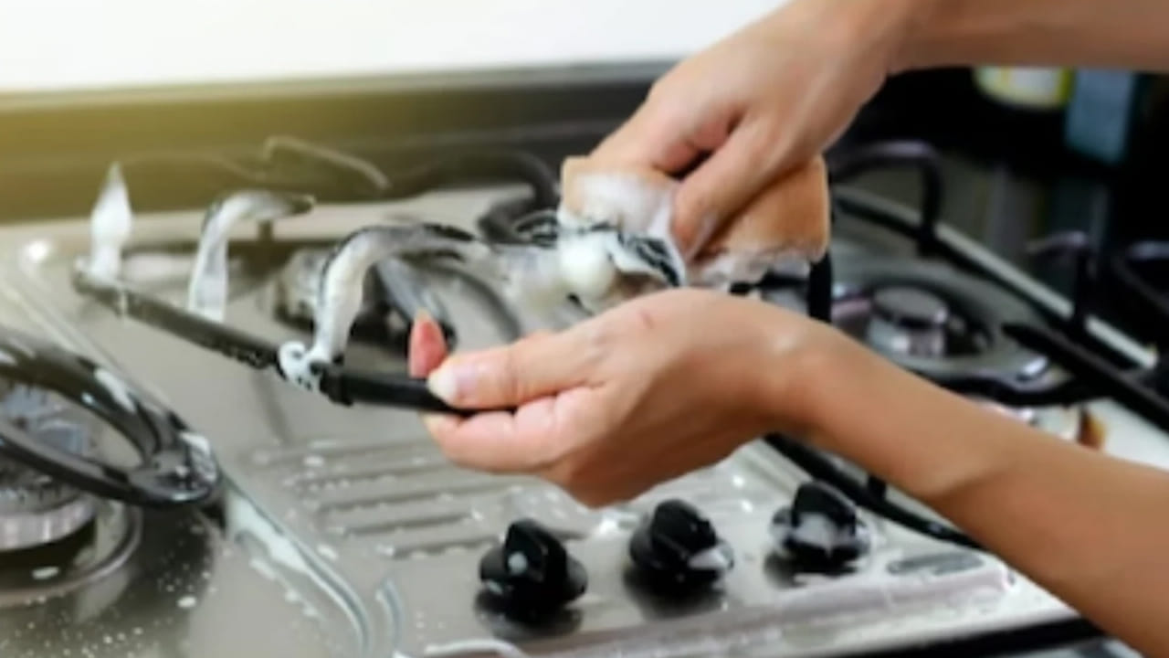 ఇక తడి పాత్రలను గ్యాస్ స్టవ్‌పై పెట్టకండి. తడి ఆరిన తర్వాతే పాత్రలను వాడండి. తడి పాత్రలపై ఉన్న తేమ ఆరిపోవడానికి ఎక్కువ సయమం పడుతుంది. దీని వల్ల గ్యాస్ ఎక్కువగా ఖర్చు అవుతుంది. దీంతో పొడి పాత్రలను లేదా పాత్రలను ఏదైనా క్లాత్‌తో తుడిచి ఆ తర్వాత ఉపయోగించండి.
