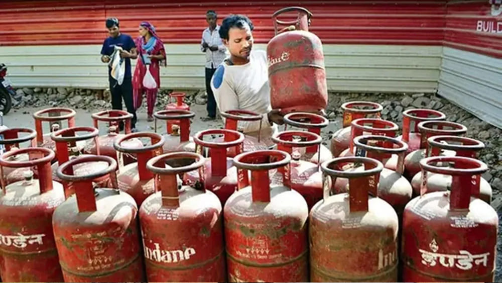 Gas Cylinder Prices: గ్యాస్ వినియోగదారులకు బ్యాడ్‌న్యూస్.. భారీగా పెరిగిన సిలిండర్ ధరలు.. ఒకేసారి ఎంతంటే..?